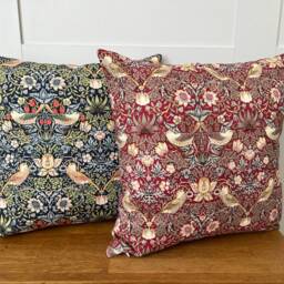 "William Morris Fabric Cushion Cover/strawberry Thief/ Willow Bough/ Brother Golden Lily/ Eyebright/ 12"" 14"" 16"" 18"" 20" - thumbnail 2