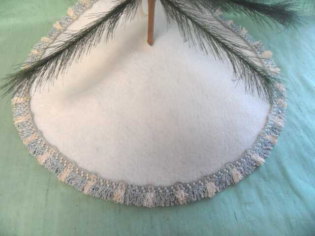 Small Ivory Table Top Christmas Tree Skirt/15.5 - image 1