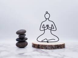 Personalized Yoga Pose Wire Sculpture, Meditation Desk Decor - thumbnail 1