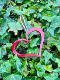 Red Metal Heart Hanger Valentine's Day Wall & Garden Decor - 10cm - thumbnail 1