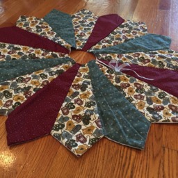 Christmas Tree Skirt, 42 Inch Diameter, Mini, Mitten, Small, Slim, Skinny, Quilted - thumbnail 2