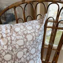Beige Floral Cotton Cushion Cover, Blush Farmhouse Country Style - 45x45cm - thumbnail 3