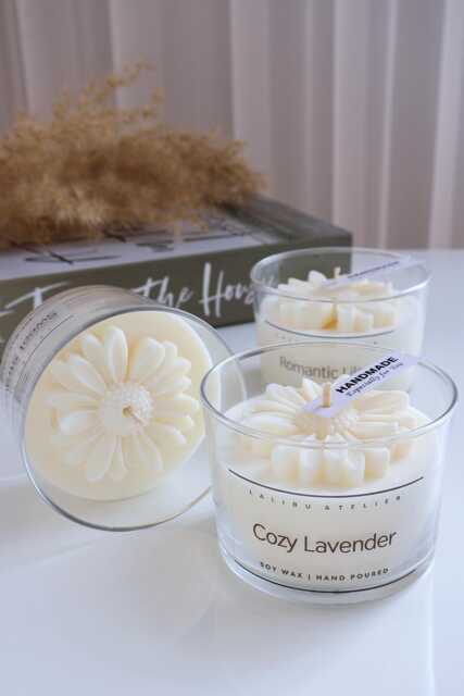 Handmade Daisy Flower Soy Candle, Relaxing Home Decor, Natural Scented Candle - image 1