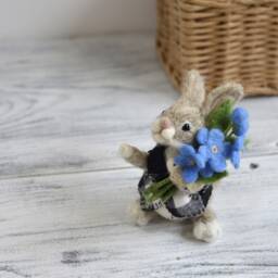 Needle Felted Bunny Figurine Gray Rabbit With Forget-Me-Not Bouquet - thumbnail 3