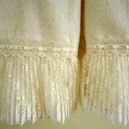 Ivory Velour Fingertip Towels - 2 4 1/2 Pleaded Organza Lace Ruffle - thumbnail 2