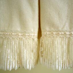 Ivory Velour Fingertip Towels - 2 4 1/2 Pleaded Organza Lace Ruffle - thumbnail 3