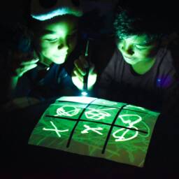 Glow Sketch in The Dark Doodle Pillowcase - Noughts & Crosses Board - thumbnail 2
