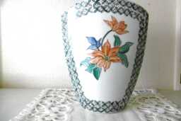 Small Japanese-style Vase Kakiemon Xiv in Hand-Painted Porcelain Red, Blue & Green Decoration Of Flowers Foliage - thumbnail 1