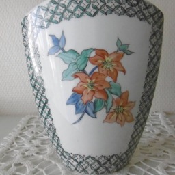 Small Japanese-style Vase Kakiemon Xiv in Hand-Painted Porcelain Red, Blue & Green Decoration Of Flowers Foliage - thumbnail 2