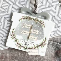 Personalised First Christmas Family Of 3 4 5 Gift Signpost Greenery Berries Present Shaped Acrylic Ornament Keepsake Tree Decoration Bauble