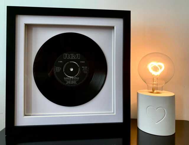 Kenny Rogers & Dolly Parton - Islands in The Stream Framed 7 Inch Vinyl Record Music Wall Art Gift - image 1
