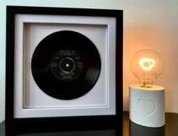 Kenny Rogers & Dolly Parton - Islands in The Stream Framed 7 Inch Vinyl Record Music Wall Art Gift - thumbnail 1
