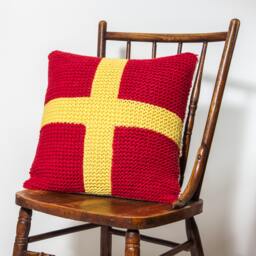 Letter R Maritime Signal Flag + Initial // Pillow Cover Hand Knit in Wool 20 - thumbnail 1