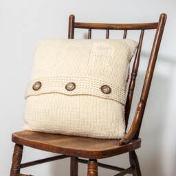 Letter R Maritime Signal Flag + Initial // Pillow Cover Hand Knit in Wool 20 - thumbnail 2