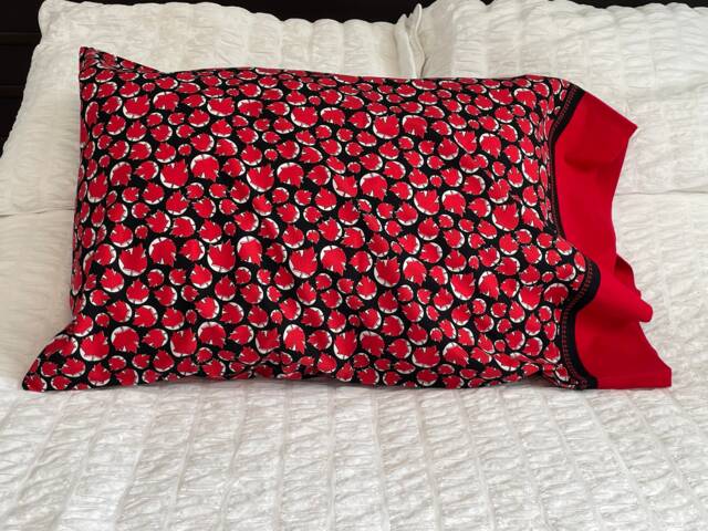 Canadian Pillow Case - Gift Canada Standard Maple Leaf On Black - image 1