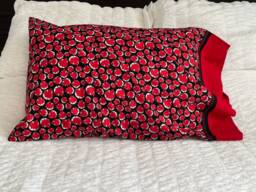 Canadian Pillow Case - Gift Canada Standard Maple Leaf On Black - thumbnail 1
