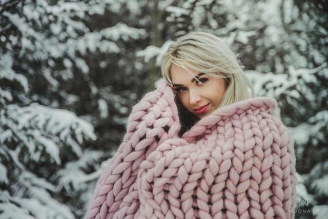 Hand Knit Chunky Merino Wool Blanket Blush Pink Bed Throw - image 1