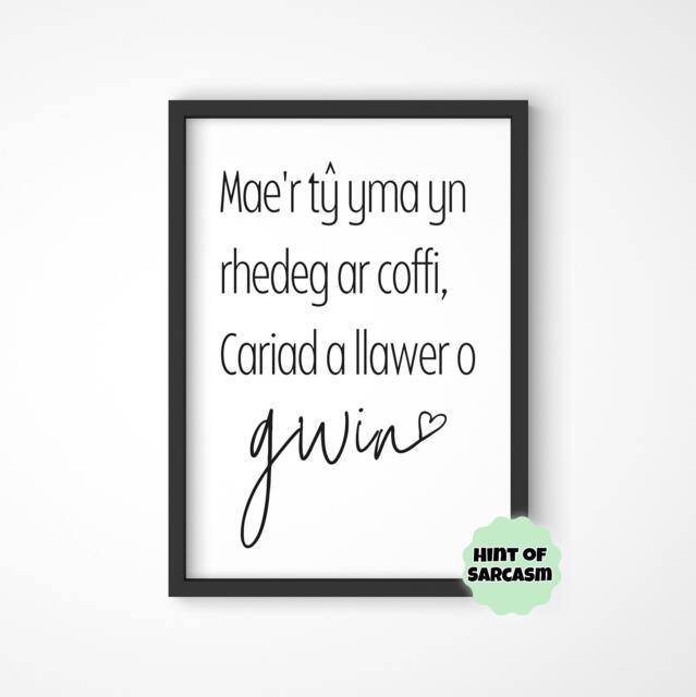 A4 Welsh Language Print Mae'r Ty Yma Yn Rhedeg Ar Coffi, Cariad A Llawer O Gwin - Printiau Cymraeg Print Only Frame Not Included