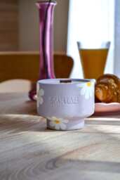 Hand Painted Daisy Concrete Candle, Artsy Floral Soy Wax Spring & Summer Decor - thumbnail 1