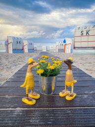 Runner Duck With Flip-Flops Yellow-Grey in Swimsuit Approx. 28 cm High - thumbnail 1