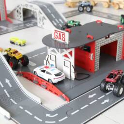 Wooden Toy Gas Station With Moveabe Filling Guns & Manual Car Wash - Up To 132 Scale Vehicles - thumbnail 2