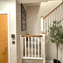 Crown Oak Top Stair Gate - thumbnail 3