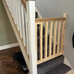 Crown Oak Top Stair Gate - thumbnail 4