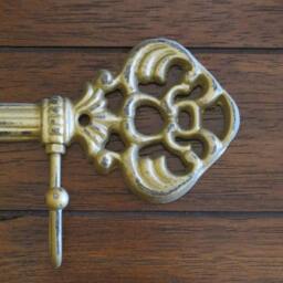 Antique Gold Skeleton Key Holder, Cast Iron Wall Decor - thumbnail 3