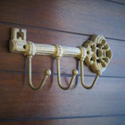Antique Gold Skeleton Key Holder, Cast Iron Wall Decor - thumbnail 2