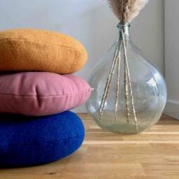 Quilted Square Cushion in Old Pink Recycled Wool Sheet, Handmade France, 30x30cm, Polyester Fiber Padding, Black Leather Button - thumbnail 2