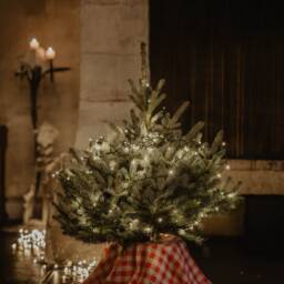 Linen Christmas Tree Skirt in Forest Green. Decoration - thumbnail 3