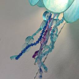 Jellyfish-Shaped Wall Lamp Handmade & Painted in Resin - thumbnail 4
