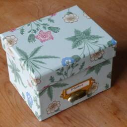 William Morris Photo Box Handmade Daisy Design Stationery - thumbnail 2
