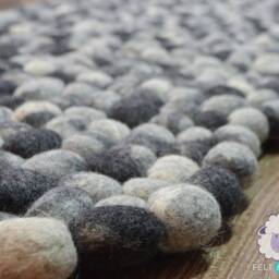 Wool Felt Pebble Rug in Zigzag Shape - Handmade Natural Stone Rugs For Bathroom, Bedroom, & Living Room Footrest - thumbnail 3