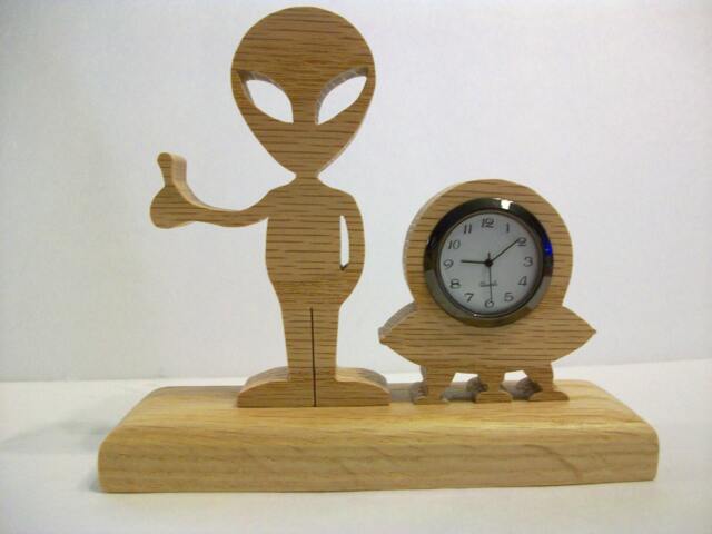 Oak Alien Desk Clock Hitchhiking Et With Ufo - image 1