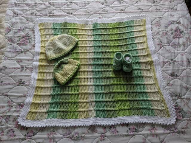 Unisex Baby Blanket With Two Matching Hats & A Pair Of Booties - image 1