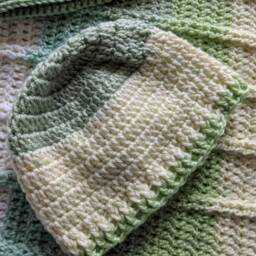Unisex Baby Blanket With Two Matching Hats & A Pair Of Booties - thumbnail 3