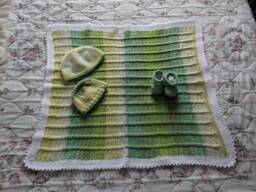 Unisex Baby Blanket With Two Matching Hats & A Pair Of Booties - thumbnail 1