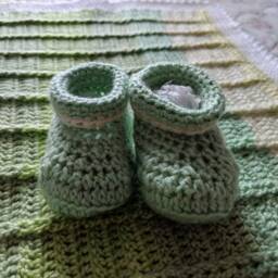 Unisex Baby Blanket With Two Matching Hats & A Pair Of Booties - thumbnail 2