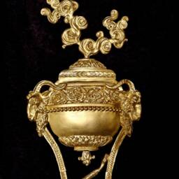Large Ornate Applique Gilt White French Style Urn Cassolette Decorative Wall Furniture Onlay Moulding Pediment Plastic Decoration - thumbnail 3
