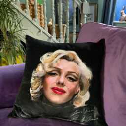 Marilyn Monroe Velvet Cushion Cover Handmade Hollywood Decor - thumbnail 2