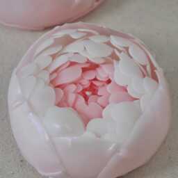Handcrafted Beeswax Peony Candle - Scented Flower Gift - thumbnail 4