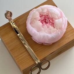Handcrafted Beeswax Peony Candle - Scented Flower Gift - thumbnail 2