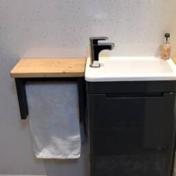 Handmade Wooden Towel Holder With Shelf Bathroom Storage & Organization - thumbnail 2