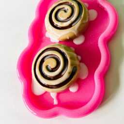 Cinnamon Buns Wavy Wall Art/ Dopamine D??cor/ Maximalist Fake Food/ Food Pop Sculpture/ Funky Kitchen D??cor - thumbnail 3