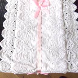 Hand-Embroidered Toilet Paper Holder in White & Pink Eyelet Embroidery, 3 Slots - thumbnail 3