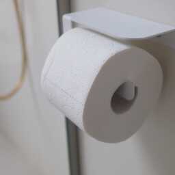 Minimalist White Steel Toilet Paper Holder, Modern Farmhouse Bathroom Diara - thumbnail 4