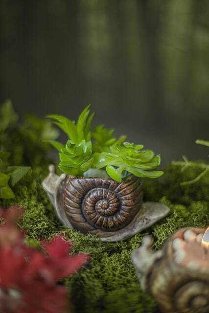 Candle Holder Snail Plant Pot in Resin - image 1