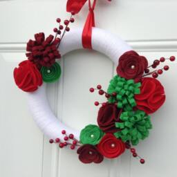 Christmas Wreath, Yarn Red, White & Green Felt Flowers, Floral Winter Holiday Wreath - thumbnail 2