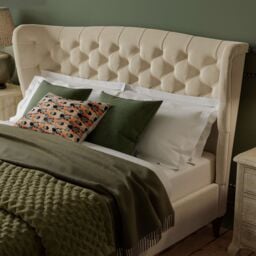 Charlotte Buttoned Bed - thumbnail 3